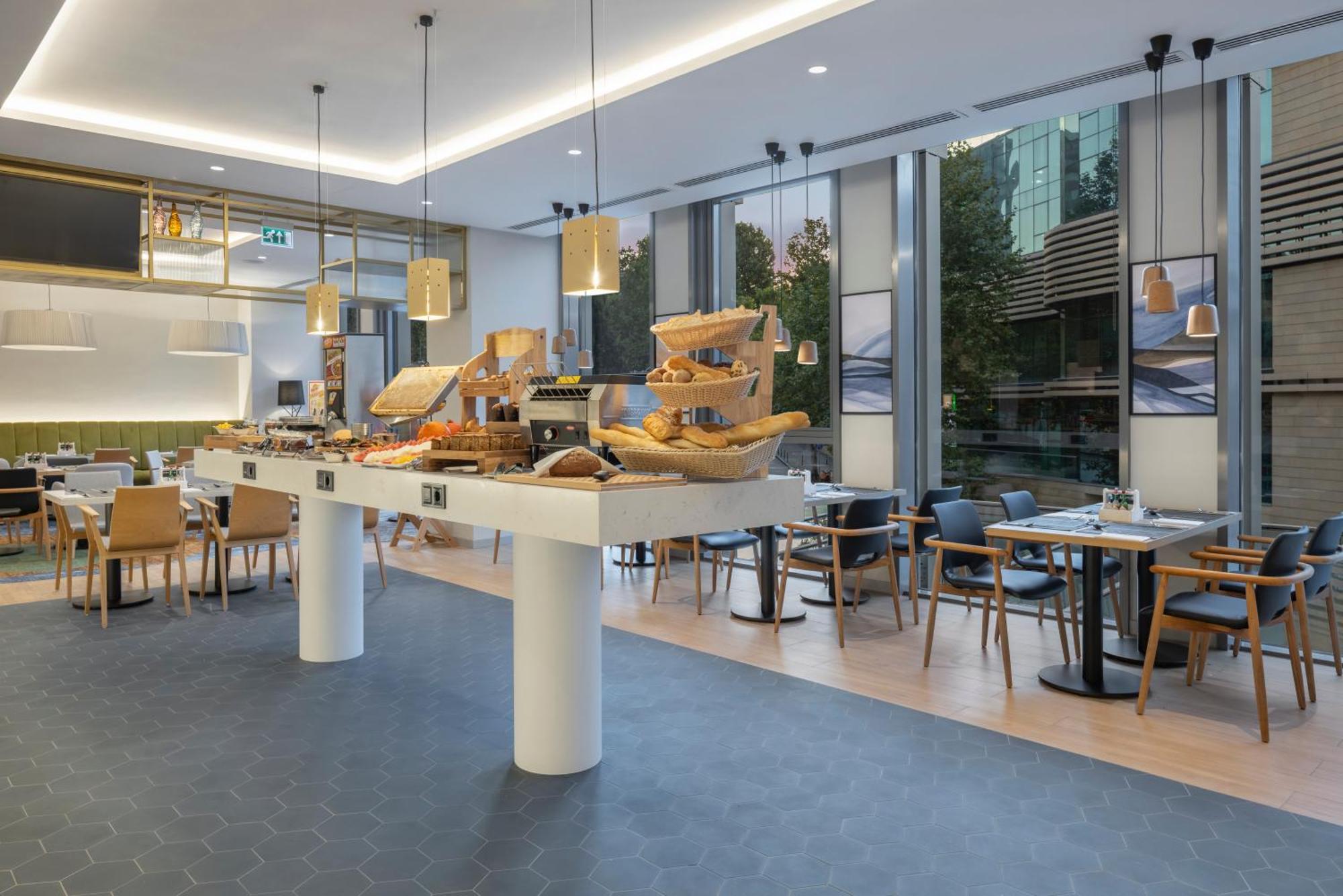Hilton Garden Inn Tbilisi Riverview Экстерьер фото