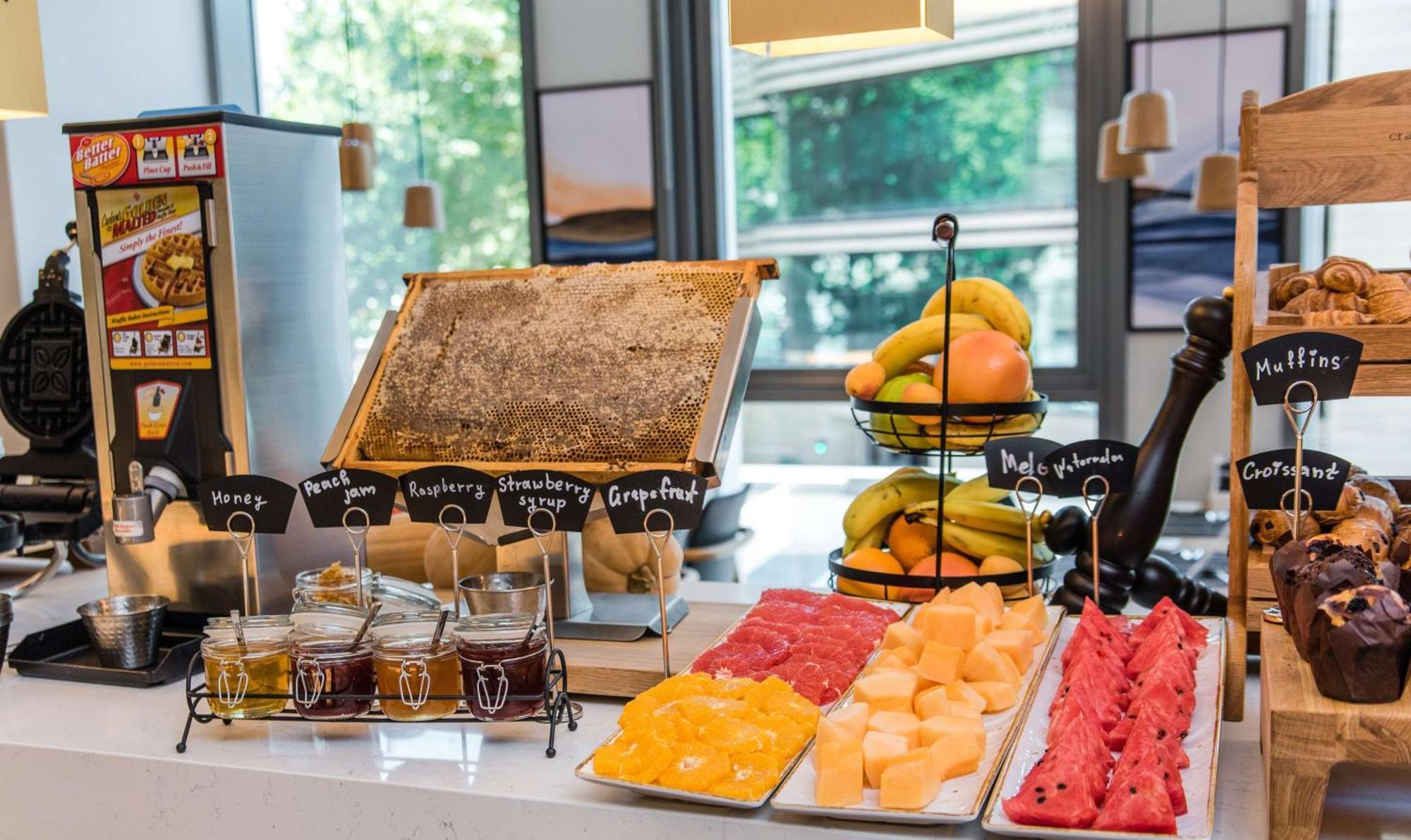 Hilton Garden Inn Tbilisi Riverview Экстерьер фото